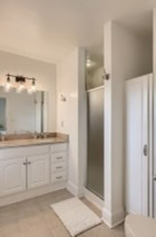 Building Photo - Furnished! Charming 4 Bedroom Home Availab...