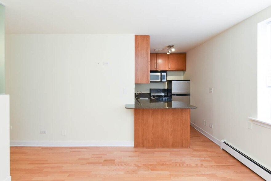 Building Photo - 628 W Wrightwood Ave