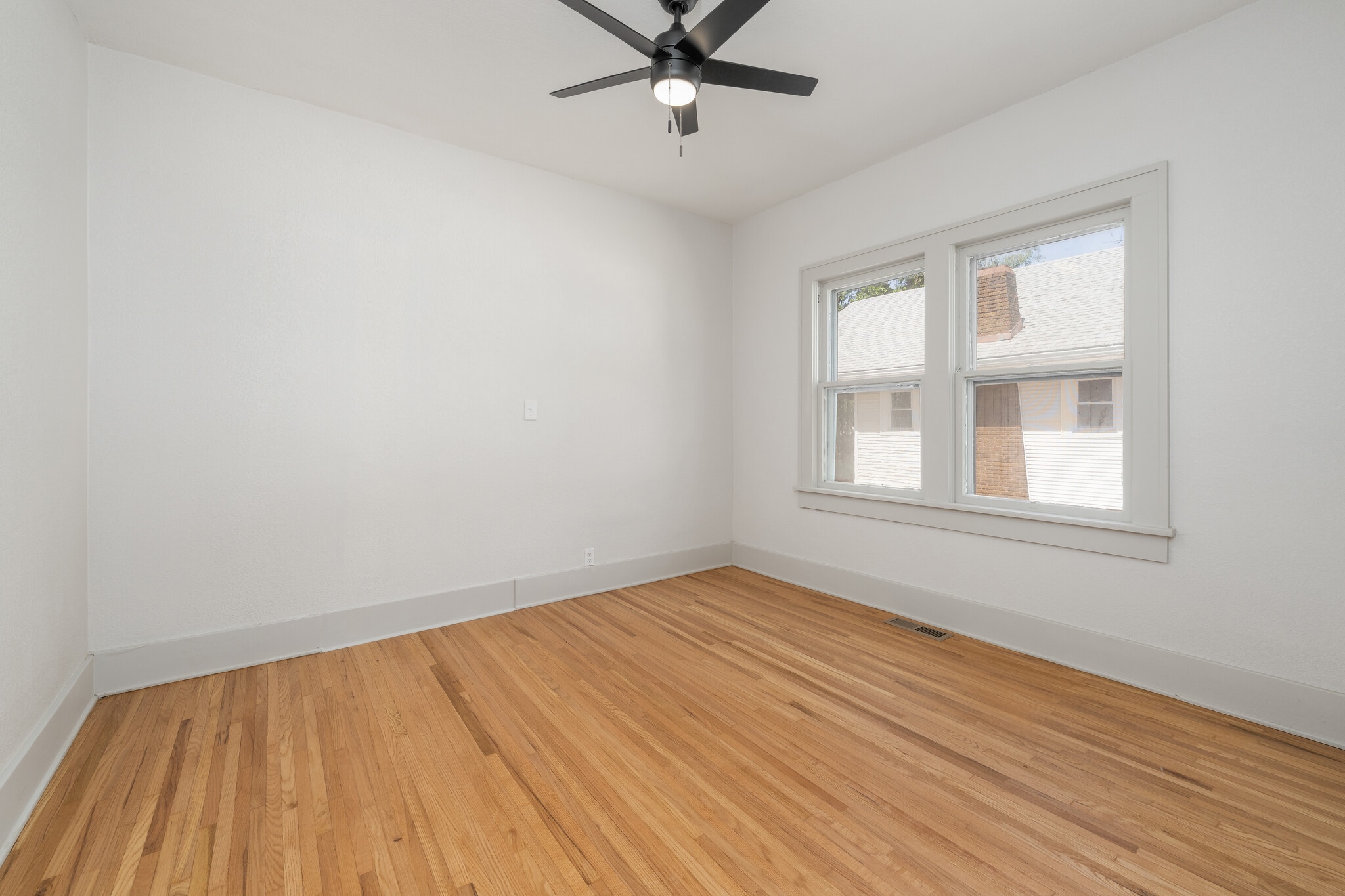 Building Photo - 156 S Estelle St