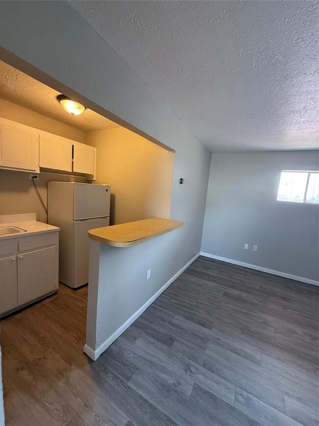 Building Photo - 1020 S Rock Island Ave