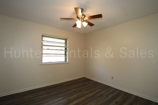 Building Photo - Cove Charmer!