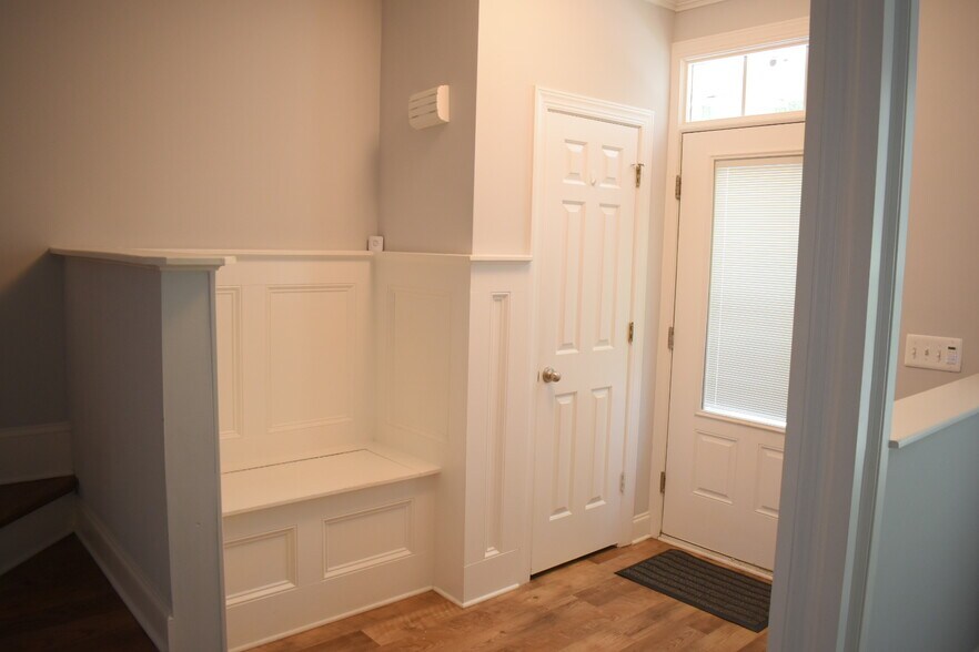 Building Photo - 393 Whisper Park Dr
