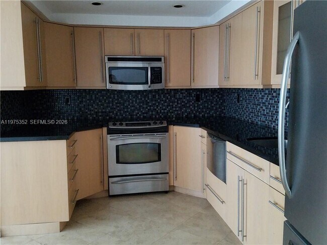 Building Photo - 2457 Collins Ave