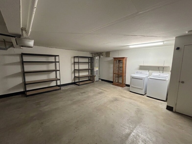Building Photo - 11732 Moorpark St