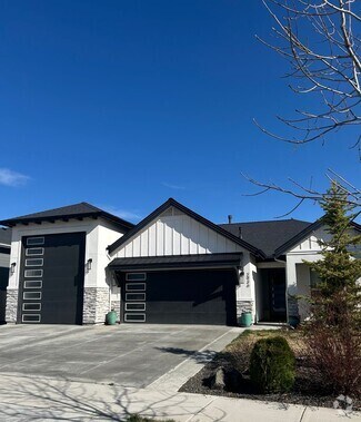 Building Photo - 4 Bedroom, 2.5 Bathrooms with office, Encl...
