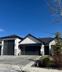 Building Photo - 4 Bedroom, 2.5 Bathrooms with office, Encl...