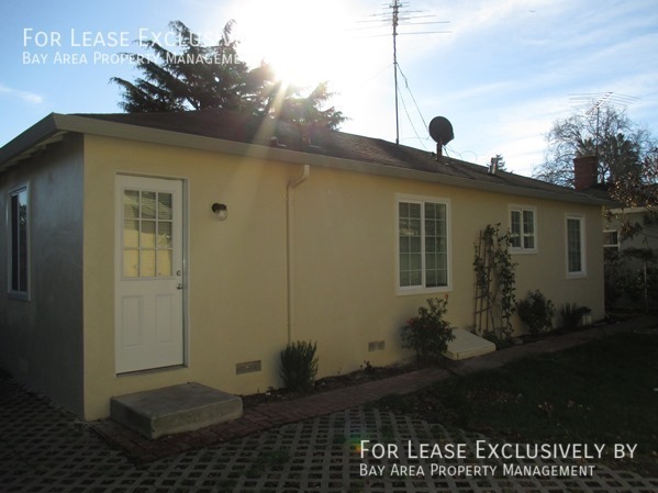 Building Photo - Charming 2 BR/1BA + office SFH with detach...