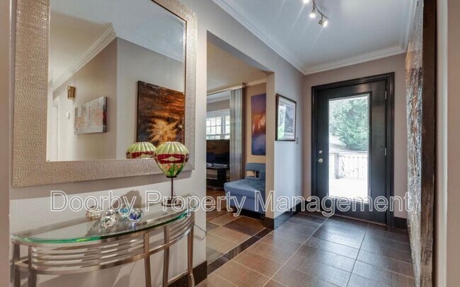 Building Photo - 4557 Ravenwood Dr N