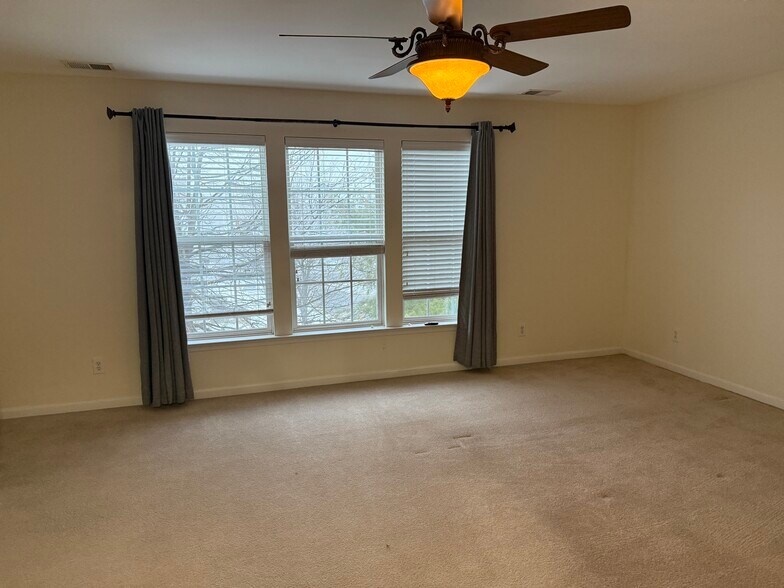 Building Photo - 5263 Blue Sky Dr