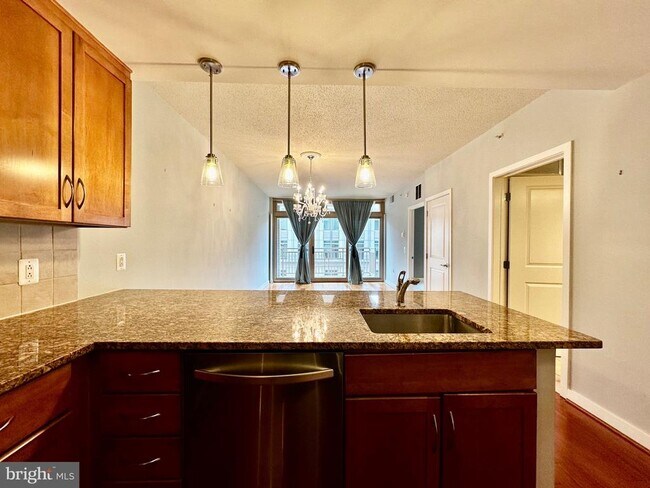 Building Photo - 888 N Quincy St