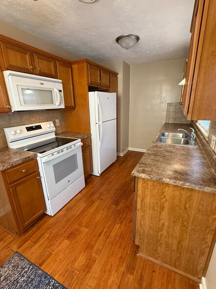 Building Photo - 711 S 68th Ave