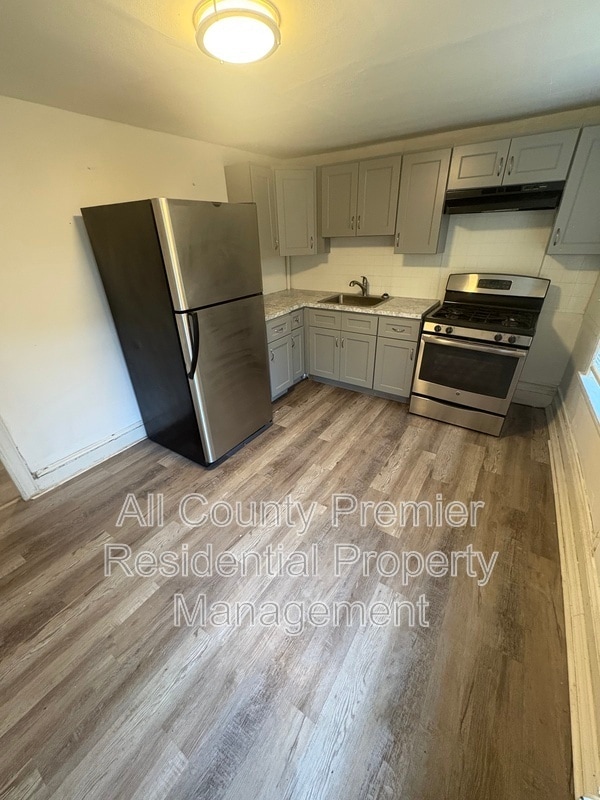 Building Photo - 319 Hobart Ave