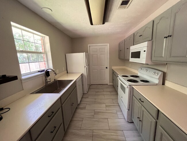 Building Photo - 133 N Ridge Dr