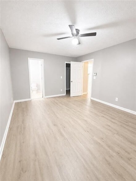 Building Photo - 8011 Trinity Park Dr