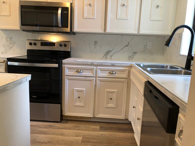 Updated kitchen - 1471 Rainier Court