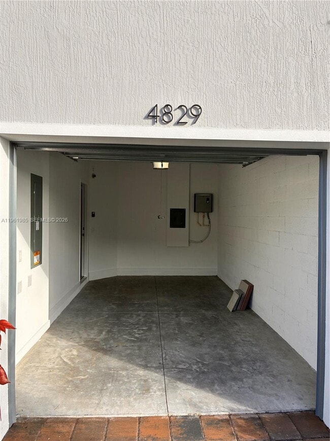 Building Photo - 4829 Dillon St