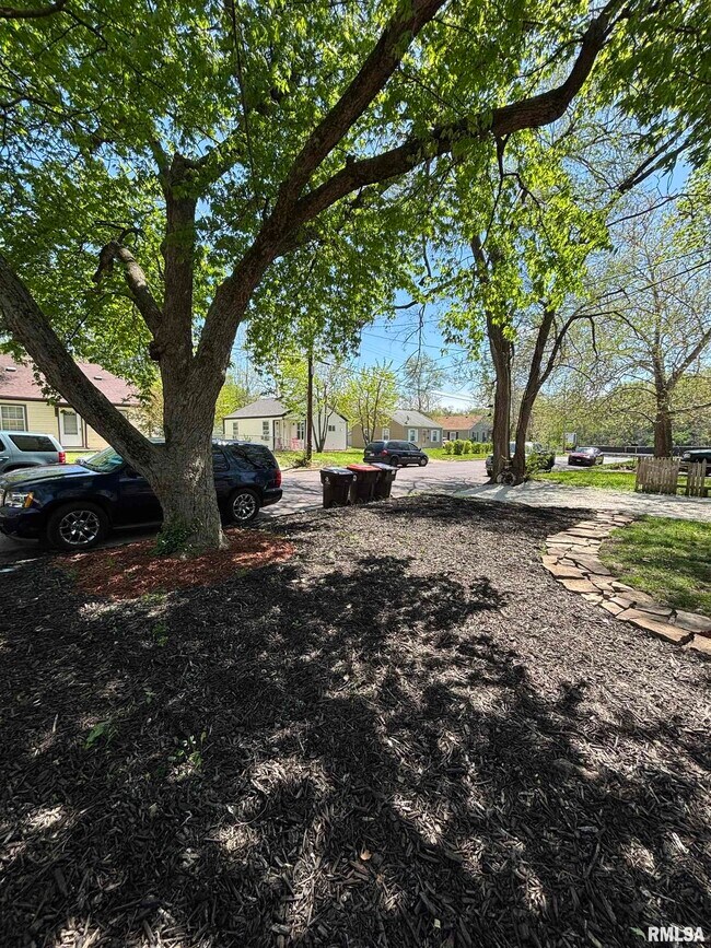 Building Photo - 1703 N Valley Ave