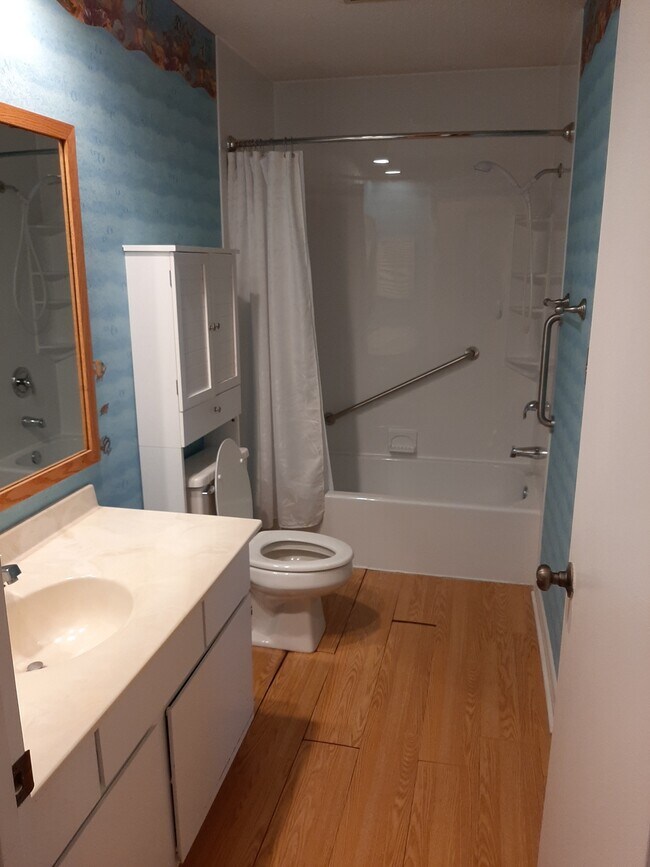 Building Photo - 582 Moull St