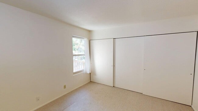 Building Photo - Light-Filled Upstairs Condo in a Prime Location