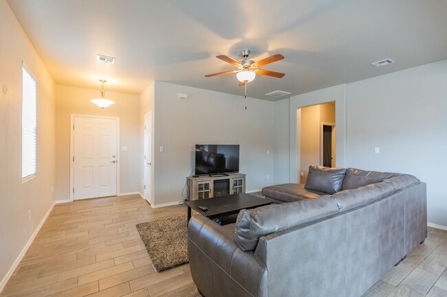 Building Photo - Beautiful 3 Bedroom/2 Bath Home