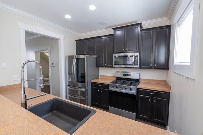 Building Photo - MOVE IN READY 3 Bedroom in the Heart of Western Branch!