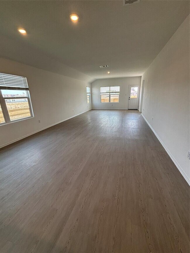 Primary Photo - 3262 Everett