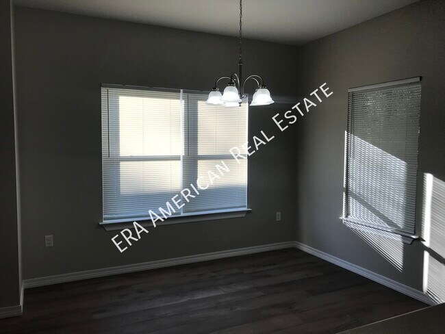 Building Photo - 714 Robinson Ave E