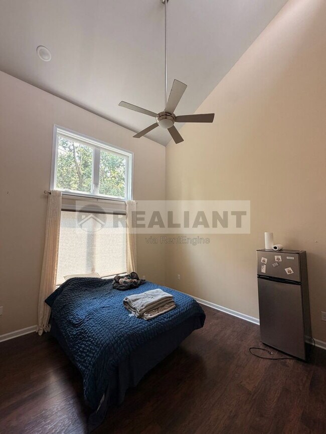 Building Photo - 438 Kenton St