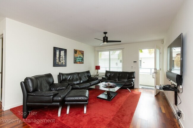 Building Photo - 2-bed, 2-bath 972sqft condo, walking distance to beach in Carlsbad Village, literally one block o...