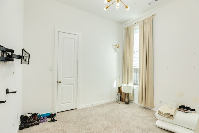 Building Photo - 9619 Wright Dr