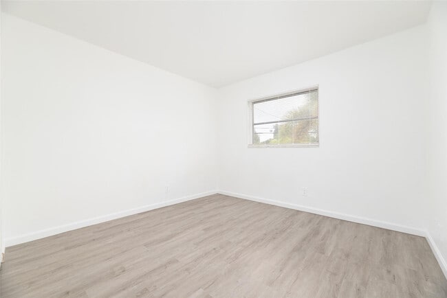 Building Photo - 1401 NE 17th Ct