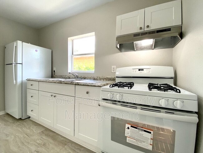 Building Photo - 1445 Delgado St