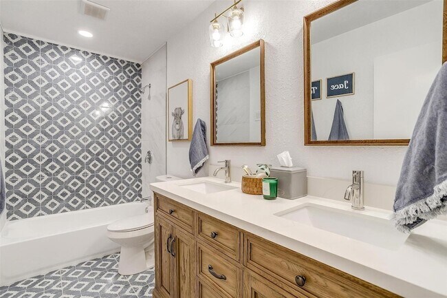 Building Photo - 1701 Larkspur Dr
