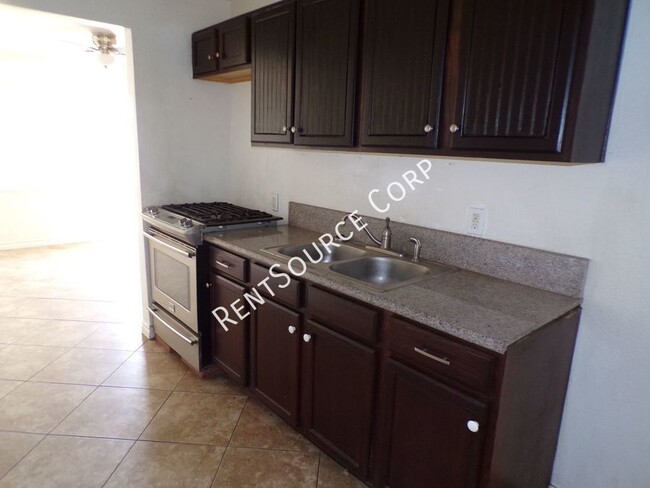 Building Photo - 2 Bedroom Condo For Rent in Barstow