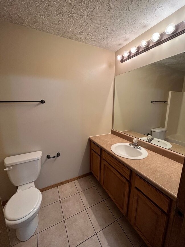 Building Photo - 3 bedroom 2 bath home in Ozark!  AVAILABLE NOW!