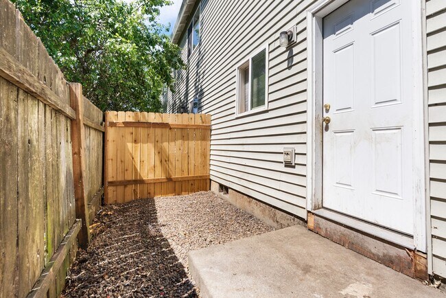 Building Photo - Spacious 2-Bedroom Townhome in SE Portland