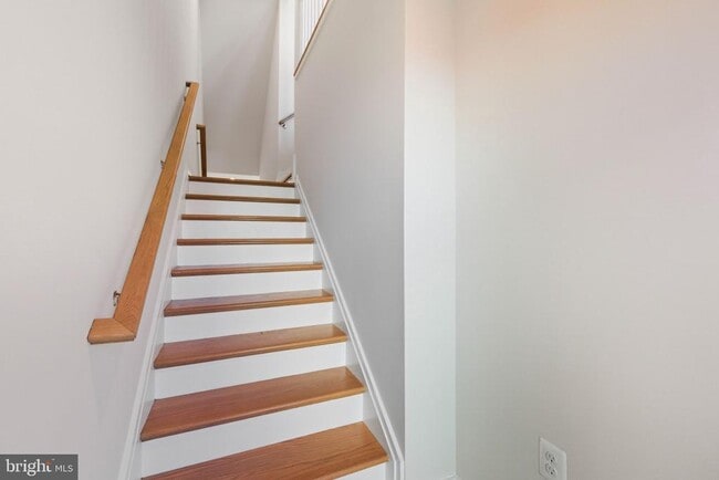 Building Photo - 1017 Venifena Terrace SE