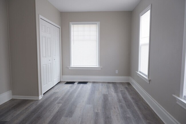 Building Photo - Must see two bedroom Apartment in bustling...