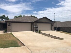 Building Photo - 2 bedroom duplex