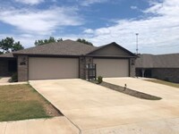 Building Photo - 3 bedroom Duplex