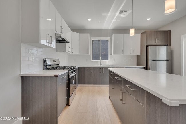 Building Photo - 720 8th St
