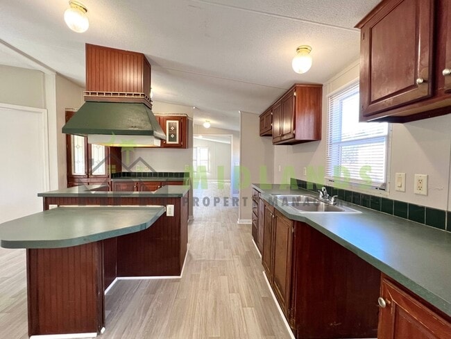 Building Photo - 323 Tabor Dr