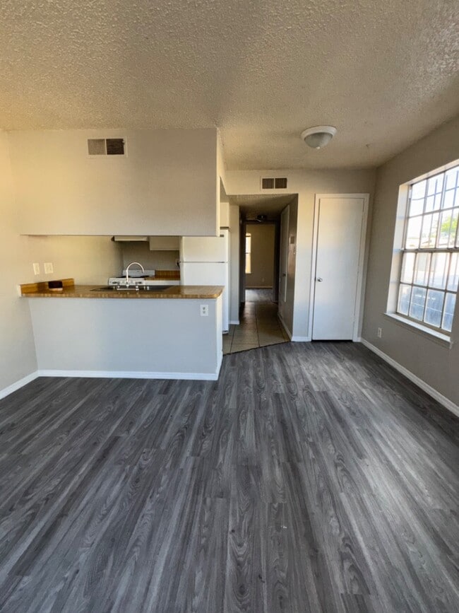 Building Photo - 916 San Pedro Dr SE