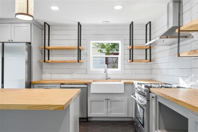 Building Photo - 905 E 53rd St