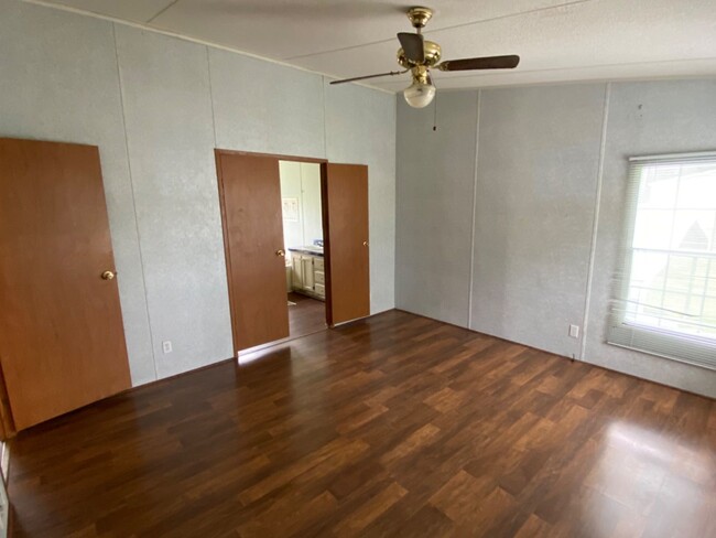 Building Photo - 3 bedroom 2 bath Mobile Home on 1 acre in ...