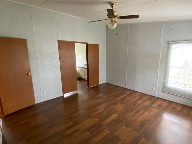 Building Photo - 3 bedroom 2 bath Mobile Home on 1 acre in Jasper