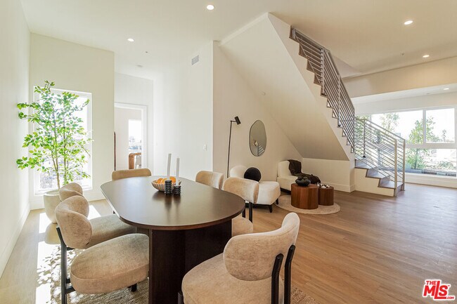 Primary Photo - 611 N Virgil Ave