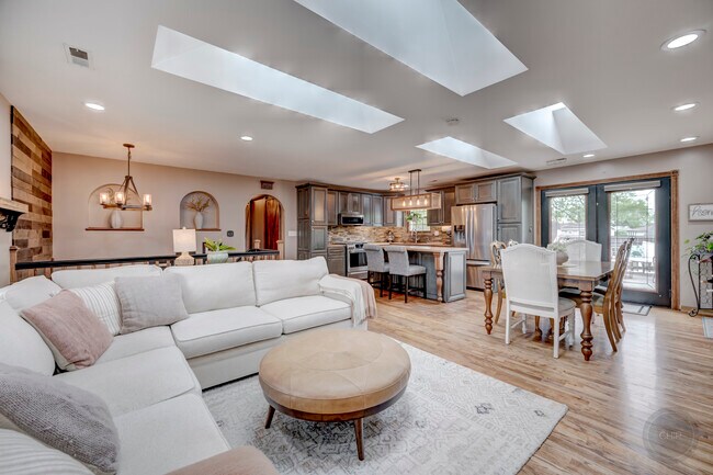 Building Photo - 7215 Larchwood Ln