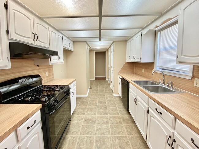 Building Photo - Charming 3/2/2 Jenks Home
