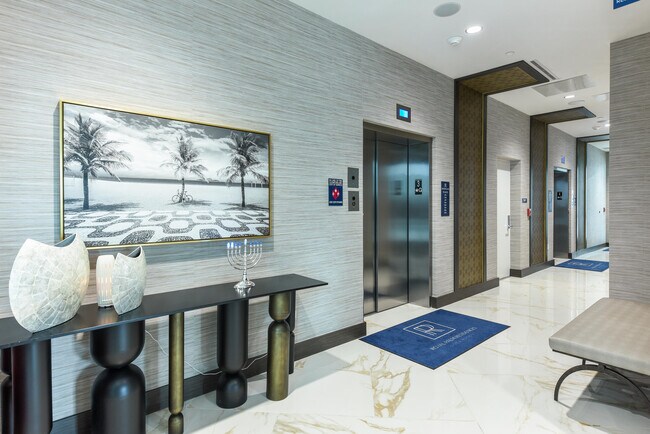 Building Photo - 485 E Royal Palm Rd